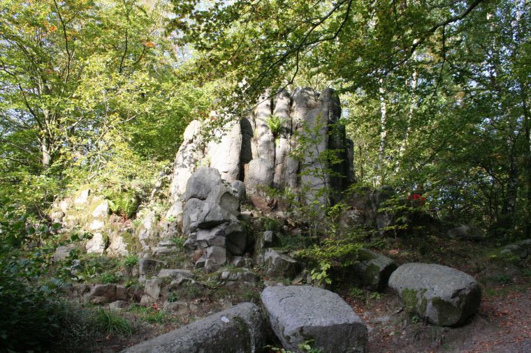 https://www.naturpark-habichtswald.de/images/basaltfelsen-silbersee.jpg